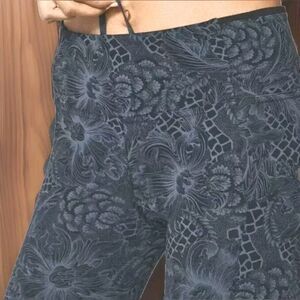 LULULEMON WUNDERUNDER NAVY BLACK FLORAL PAISLEY 26" LEGGINGS WOMEN'S SIZE 2